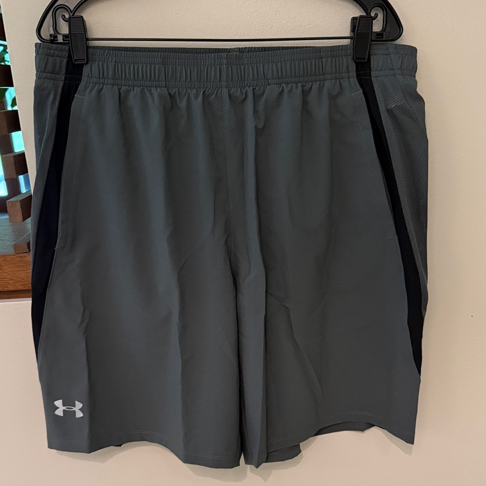 NEW NWT Under Armour Men's Gray Black Athletic Shorts XL fitted